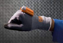 DB Schenker estrena en España un guante inteligente para el escaneo de código de barras