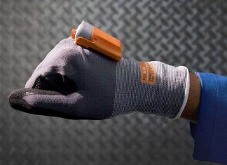 DB Schenker estrena en España un guante inteligente para el escaneo de código de barras