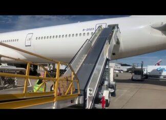 JBT Chute Cargo Solutions. Descargando un pax freighter