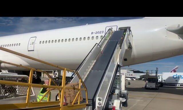 JBT Chute Cargo Solutions. Descargando un pax freighter