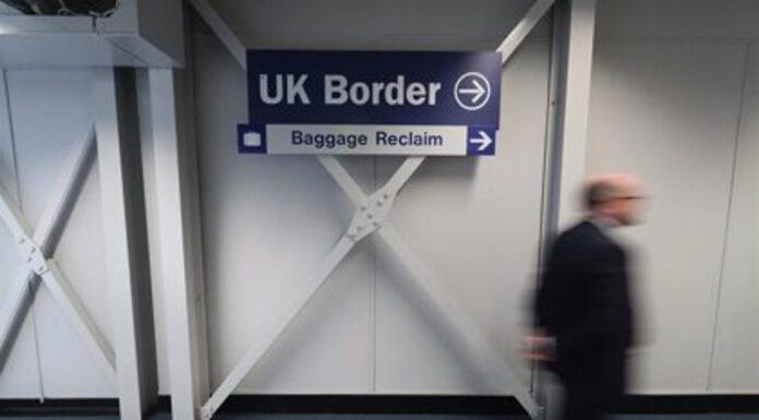 El Reino Unido cierra sus fronteras para prevenir la entrada de nueva cepa de Coronavirus