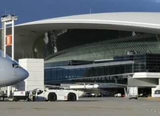 Por restricción de flujo de pasajeros, American Airlines suspende su operación entre Miami y Montevideo