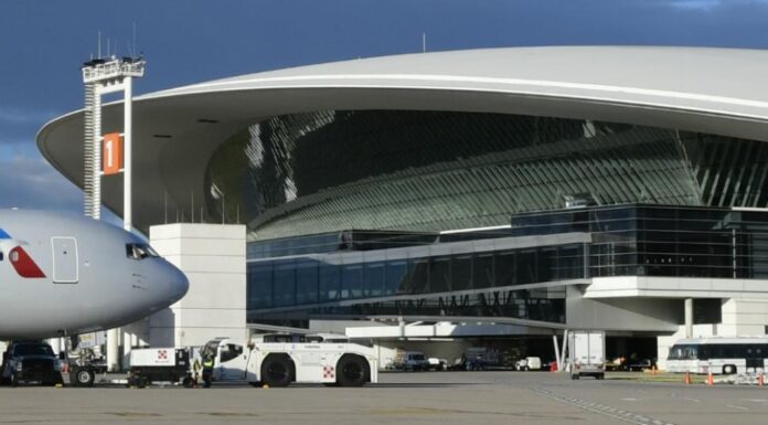 Por restricción de flujo de pasajeros, American Airlines suspende su operación entre Miami y Montevideo