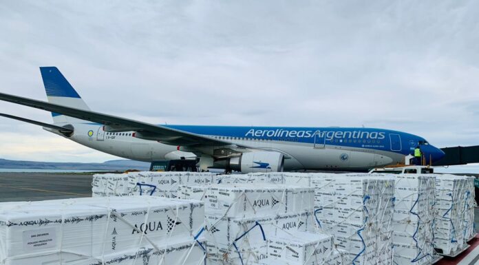 Aerolíneas Argentias aporta vuelos desde El Calafate para la industria salmonera de Chile