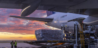 Primer vuelo regular de Air One en la ruta HKG-EMA