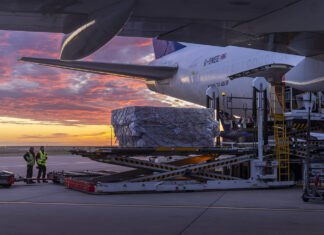 Primer vuelo regular de Air One en la ruta HKG-EMA