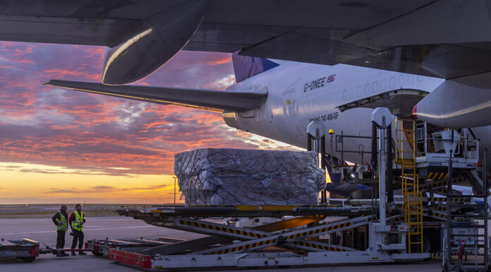 Primer vuelo regular de Air One en la ruta HKG-EMA